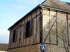 Maison à colombages dans le bourg.
