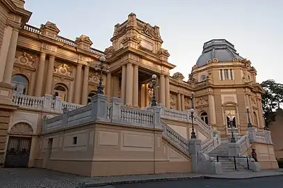 Le palais dans le jour déclinant.
