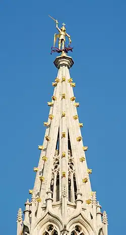 La flèche et la statue de saint Michel.