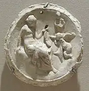 Emblema (latin). Aphrodite et Eros. IIe – Ier siècle AEC. Plâtre, D. 6 cm. Méditerranée, découvert dans le trésor de Begrâm, Afghanistan. Met