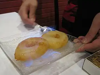 Beignets d'ananas flambés à l'alcool de riz (cuisine chinoise).