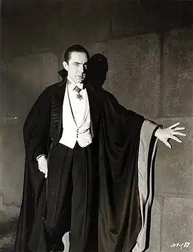 Bela Lugosi jouant Dracula en 1931 : son habillement évoque la mise des aristocrates austro-hongrois du XIXe siècle.