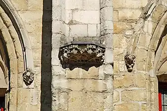 Cul-de-lampe orné de feuillages.