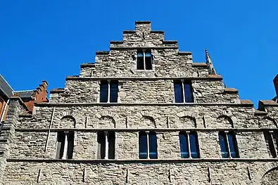 Contre-plongée depuis le quai aux Herbes (Graslei).