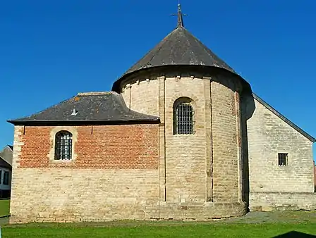 À gauche, la sacristie du XVIIIe siècle et, à droite, la sacristie romane.