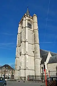 La tour vue de côté.