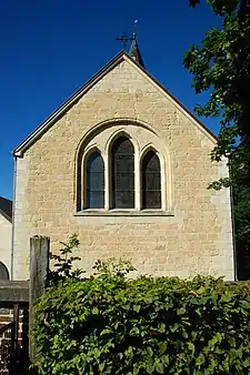 Fenêtres de style roman-gothique du chevet.