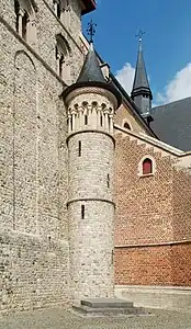 La tourelle de style néo-roman.