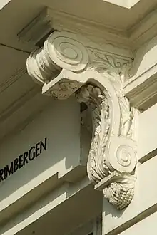 Consoleà volutes et feuilles d'acanthe.