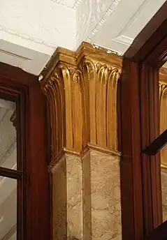 Chapiteau orné de feuilles d'eau.