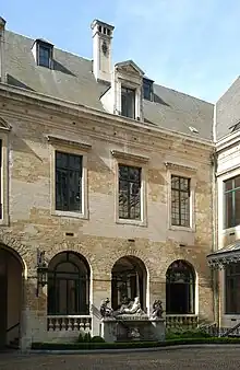 Façade sud de la cour.