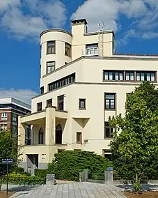 Le pan coupé qui forme l'angle.