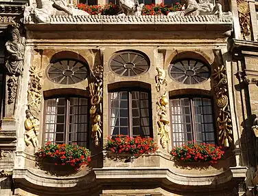 Le 2e étage et ses décorations.