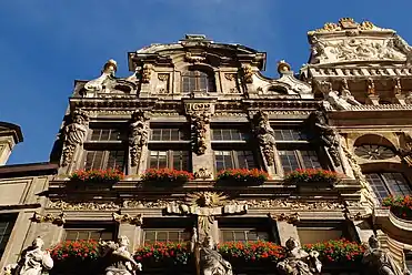 Pignon à volutes couronné de pots à feu.