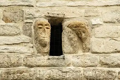 Têtes romanes du côté nord.