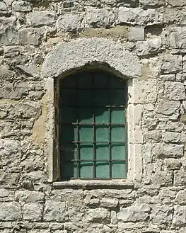 Fenêtre du rez au linteau monolithe cintré.