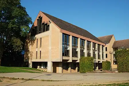 Façade place des Doyens.