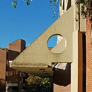 Détail du auvent en « béton brut ».