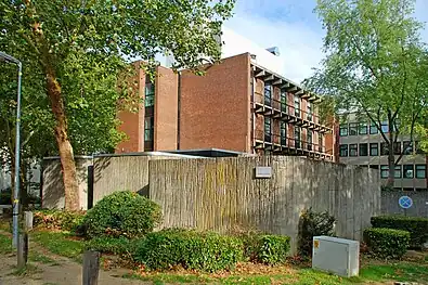 Un des bâtiments du Lavoisier situés sur la petite place.