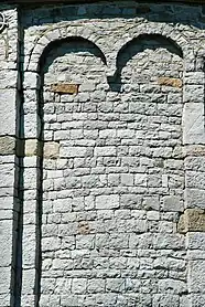 Détail des bandes lombardes.