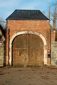 Le porche-colombier.