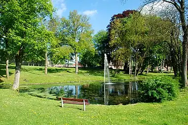 L'étang et sa fontaine en été.
