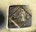 Poinçon du fabricant apposé sur un couvert, 84 est le nombre de grammes d'argent pur déposé sur 12 couverts.