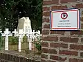 Plaque du carré militaire à l'entrée du cimetière communal.