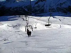 Un télésiège au dessus du col.