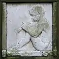 Garçon assis jouant de la flute de 1906; tombe au cimetière de l'est de  Dortmund