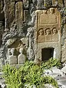 Deux cippes funéraires.