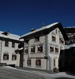 Maison situées dans les Grisons (Suisse), ornée de sgraffites.