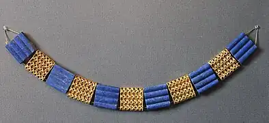Collier en or et lapis-lazuli provenant de la tombe no 45, XIVe – XIIIe siècle av. J.-C.