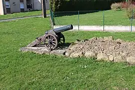 Vieux canon érigé en monument.