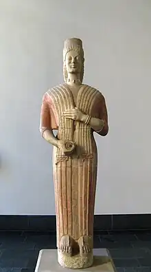 Statue funéraire. Sud Attique, v. 570. Marbre de l'Hymette, H. 192,5 cm. avec couronne et plinthe, sinon 1,77 m. Pigments. Altes Museum.