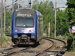 Un TER, en provenance de Valenciennes, quitte la gare en direction de Raismes.