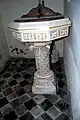 Les fonts baptismaux.