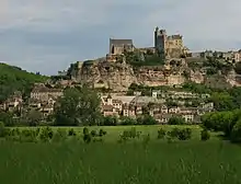 L'église et le château, au-dessus du village de Beynac.