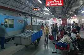 Le Quai 1 à la Gare de New Delhi, un matin d'hiver, le Bhopal Shatabdi Express y est stationné.