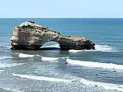 La Roche Percée, située à quelques mètres de la plage Miramar.