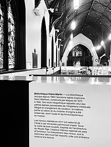 Entrée, à l'intérieur de la bibliothèque (2022).