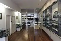 aux nos 21-23, Bibliotheca Wittockiana, le bâtiment actuel est le résultat de deux grandes phases de construction. La première est menée par l'architecte Emmanuel de Callataÿ, en 1981. Elle consiste en un volume en béton brut, au rythme vertical affirmé, percé de minces fenêtres hautes trouant la façade nord-est. La seconde phase, par les architectes E. de Callataÿ, C. Wittock et E. Van den Berg, en 1995 consiste en un volume ouvert : une construction transparente avec référence à un style américain, auquel le volume initial sert de socle.