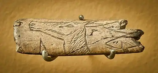 Os gravé d'une biche et de poissons,grotte de La Vache (Ariège)- Musée d'Archéologie nationale