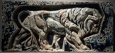 Paul Jouve et Alexandre Bigot, Lion (pièce de la frise de la porte monumentale de l'Exposition universelle), 1900, Budapest, Musée hongrois des arts décoratifs.