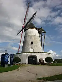 Moulin sur galerie en briques (Blanc-Moulin d'Ostiches).