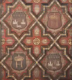 Cour Henri IV, blasons sous l'auvent. Les motifs géométriques évoquent le style mudéjar mais aussi des gravures de Serlio (décor remanié).