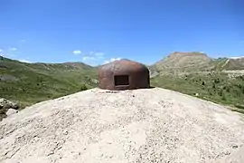 Cloche GFM servant d’observatoire. Au fond à droite, la roche Gauthier (2 749 m).