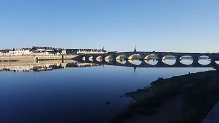 Le pont vu depuis la promenade Pierre Mendès France.
