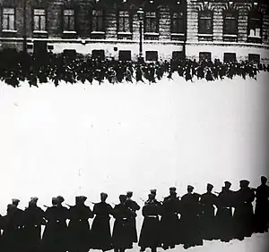 Les soldats tirant sur la foule lors du Dimanche rouge, scène fictive tirée du film Devjatoe Janvarja, de Viatcheslav Viskovski, en 1925Alain Jaubert: Le Commissariat aux archives. Éditions Barrault, 1986.