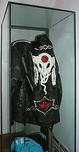 Blouson de scène de Johnny Hallyday, porté par le chanteur lors de la fête de l'Humanité en 1991 et de la tournée d'été de 1992.